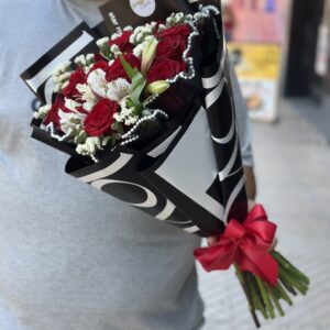 Ramo de 10 rosas con Astromelia