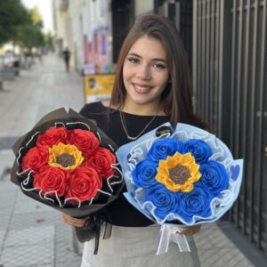 Ramo de rosas y girasol eterno